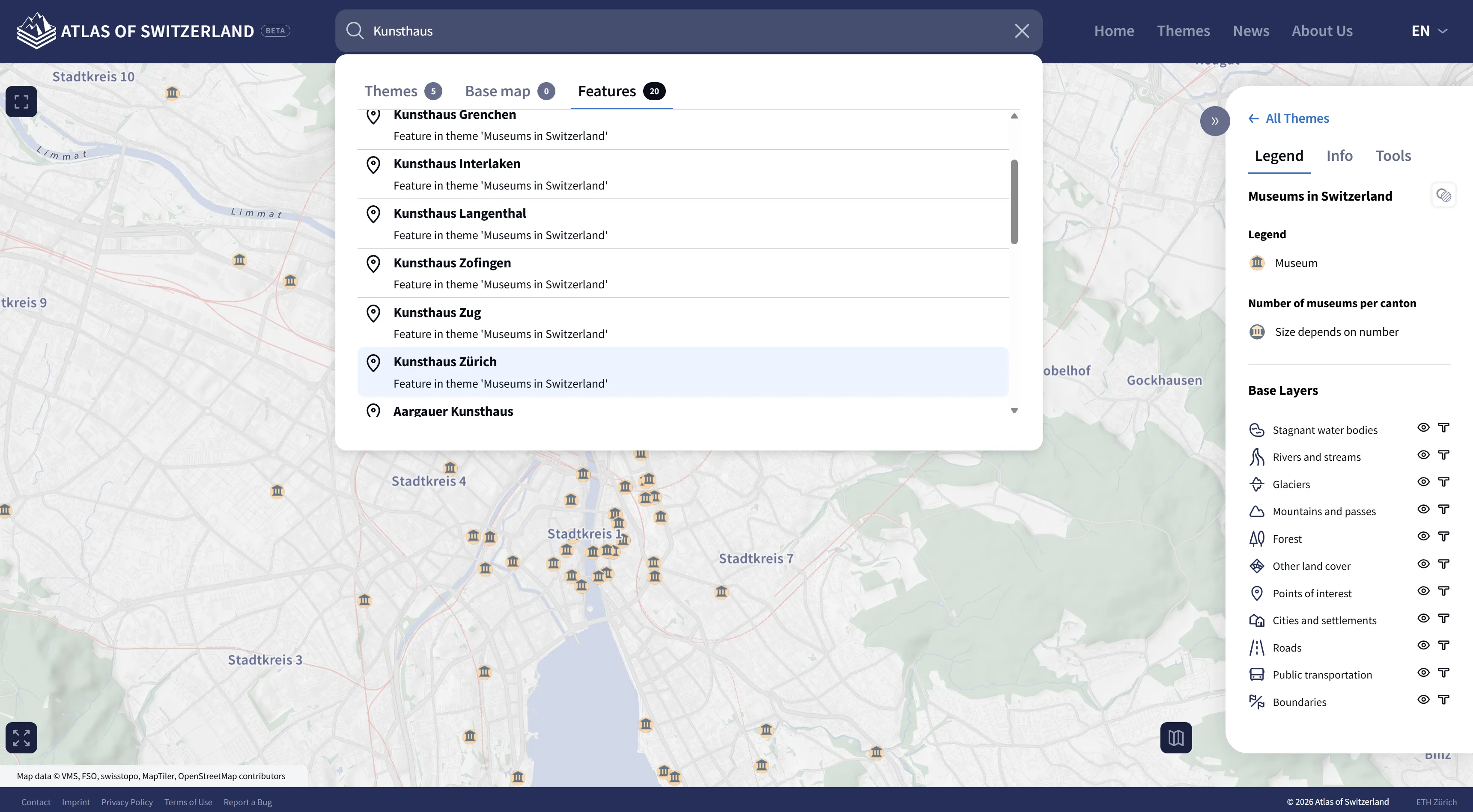 Screenshot di un’interfaccia utente che mostra i risultati di una ricerca di oggetti. Il termine Kunsthaus è stato inserito nel campo di ricerca. Al di sotto sono presenti tre schede: Themes, Base map e la scheda attiva Features. L’elenco visualizzato include oggetti come Kunsthaus Grenchen, Kunsthaus Interlaken, Kunsthaus Langenthal, Kunsthaus Zofingen, Kunsthaus Zug e Kunsthaus Zürich, evidenziato in blu.
