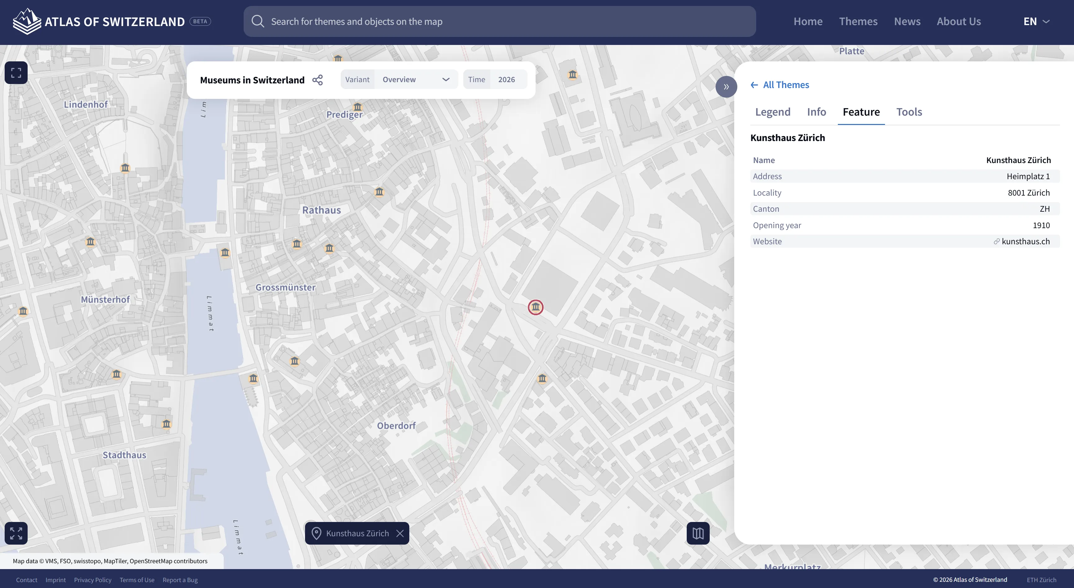 Uno screenshot della mappa Musei in Svizzera che mostra una sezione dettagliata della zona di Zurigo. Sulla mappa sono visibili le icone dei musei; l'icona del Kunsthaus Zürich è contrassegnata da un cerchio rosso. Nella parte inferiore dello schermo è presente una casella di testo scura con la scritta Kunsthaus Zürich. Sul lato destro, una colonna informativa nella scheda Feature mostra informazioni dettagliate relative al Kunsthaus.