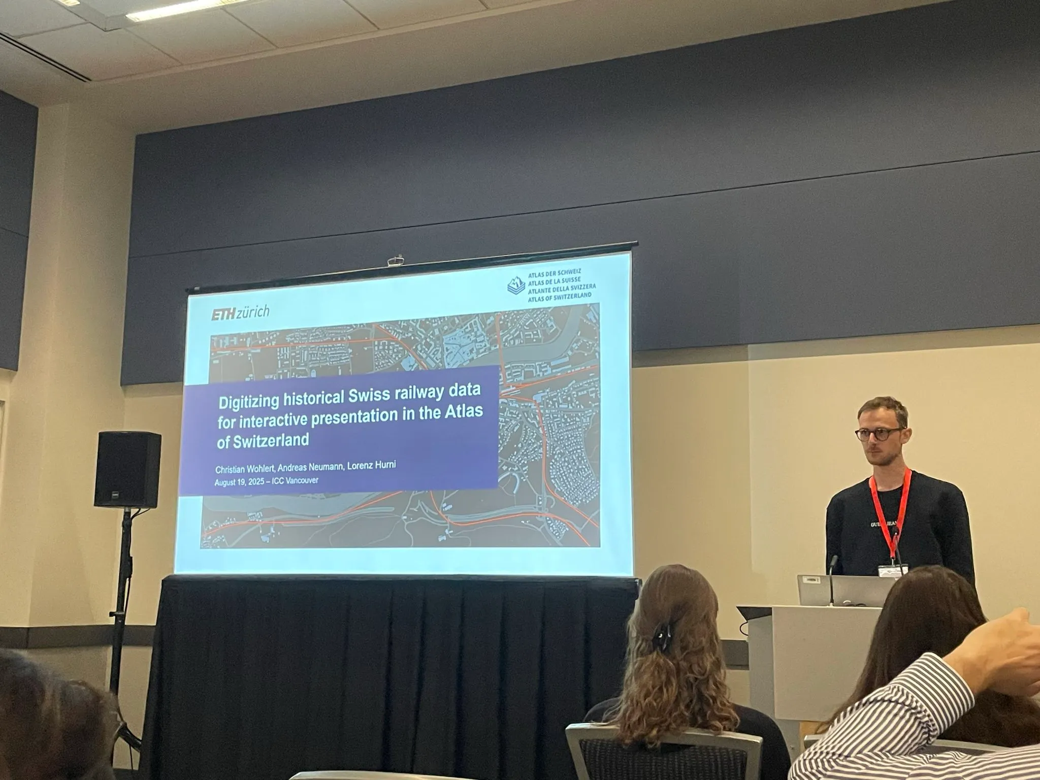 Une personne fait une présentation devant un public